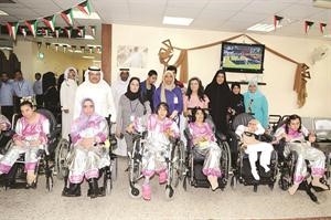 خالد المهدي ومسؤولو الادارة مع فريق الانباء﻿