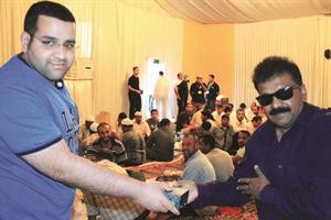 توزيع الوجبات على الصائمين
