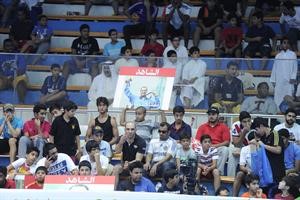  الجماهير ترفع لافتة تشكر فيها البطل الاولمبي فهيد الديحاني