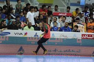 الحارس سالم الصميعي يذهب الى الجماهير لتحيتهم