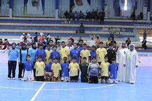  اللجنة المنظمة والحكمات مع فرق البراعم
