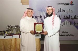 محمد العجمي يكرم احد الفائزين﻿