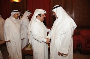 الشيخ فهد سالم العلي مصافحا الحضور﻿