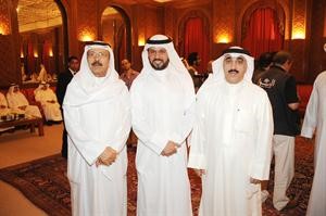 يوسف مصطفى وماجد الشطي مع احد الحضور﻿