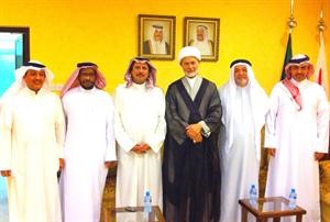 السفير الشيخ عزام الصباح خلال لقائه علماء الدين في البحرين﻿