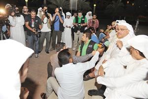 احمد الديين متحدثا لوسائل الاعلام خلال التجمع سعود سالم