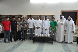 وليد الشعيب في لقطة مع بعض المهتدين الجدد