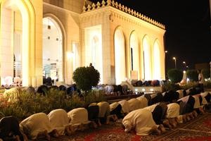 جمع من المصلين في الساحة الخارجية لمسجد الراشد
