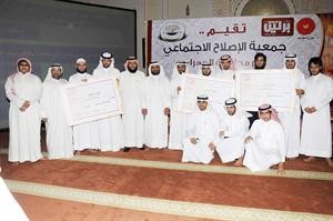 النومس والعجمي يتوسطان الديوانيات الثلاث الاولى
