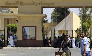 فلسطنييون يسيرون باتجاه معبر رفح الحدودي للدخول بعد فتحه من قبل السلطات المصرية رويترز