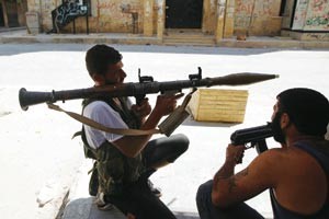 احد عناصر الجيش الحر يصوب ار بي جي على دبابة في حي صلاح الدين بحلب امس رويترز
