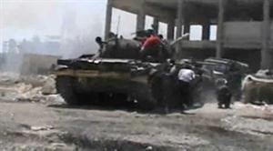 عناصر الجيش الحر يسيطرون على دبابة وحاجز عسكري في كفر نبل في ادلب