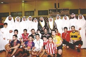 مناحي رجا الحباج والامير جبر بن جامع مع رئيس واعضاء مجلس الادارة والفريق الفائز﻿