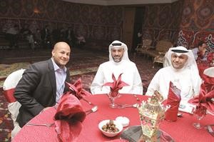 هلال الخطيب مع ممثلي بيت التمويل الكويتي