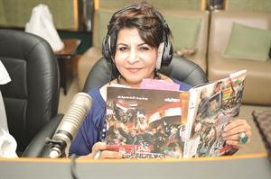 الزميلة ليلى احمد تطالع كتاب على دروب الربيع لمحمد الحسيني فريال حماد

