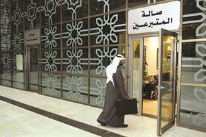 خالد العبدالله اثناء دخوله صالة المتبرعين في بيت الزكاة
