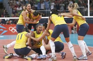 لاعبات البرازيل يعبرن عن فرحتهن بعد الفوز الكبير﻿