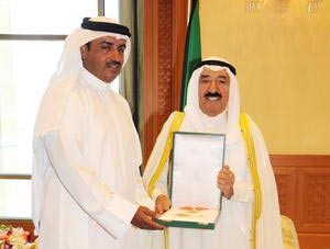 صاحب السمو الامير الشيخ صباح الاحمد يمنح الديحاني الوسام