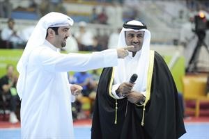 الرامي فهيد الديحاني يرتدي البشت والى جانبه خالد الروضان

