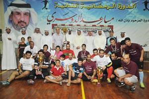 الفرق الفائزة مع مسؤولي الدورة﻿
