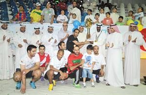 الفريق البطل مع رعاة الدورة﻿