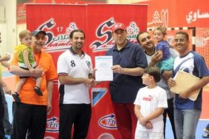 تقديم الجوائز للفائزين