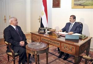 الرئيس محمد مرسي مستقبلا رئيس مصلحة قناة السويس احمد علي رويترز
