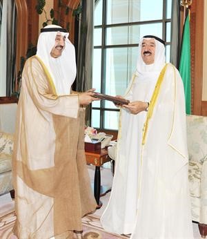 صاحب السمو الامير يتسلم من رئيس مجلس الامة جاسم الخرافي كتاب تعذر عقد الجلسات