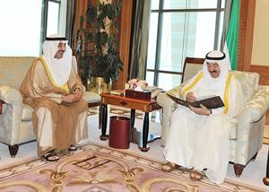 سمو الامير يطلع على رسالة الخرافي