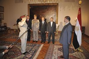 قائد القوات المسلحة ووزير الدفاع الجديد عبدالفتاح السيسي يؤدي اليمن امام الرئيس محمد مرسي 	رويترز﻿