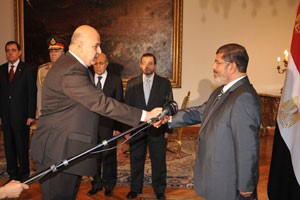 الرئيس محمد مرسي مصافحا المستشار محمود مكي بعد ادائه اليمين الدستورية نائبا للرئيس	 رويترز