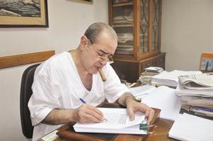 صورة ارشيفية للمحامي فريد الديب خلال عمله في مكتبه