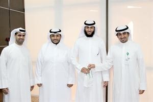 تكريم احد الفائزين
