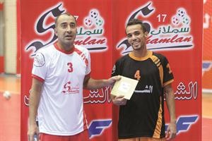 احد اللاعبين يتسلم جائزة افضل لاعب 