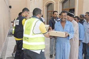 فريق العلاقات العامة لدى بنك الكويت الوطني خلال توزيع وجبات الافطار على الصائمين في احد المساجد
