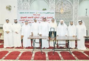 الشيخ طلال الخالد بمسجد الكندري قبيل تكريم الفائزين

