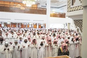 الشيخ عبدالمجيد الاركاني يؤم المصلين في مسجد جابر العلي﻿