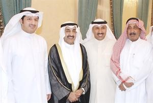رئيس مجلس الامة جاسم الخرافي ودبدر الشريعان مع سعد الخنفور واحد الحضور خلال غبقة الخنفور﻿