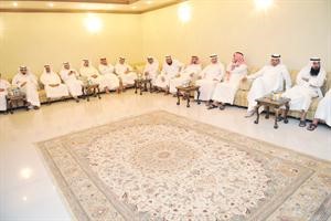 جانب من الحضور خلال لقاء بن جامع في ديوان الرشايدة﻿