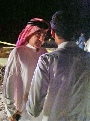 اللواء ابراهيم الطراح في حديث جانبي مع احد رجال المباحث