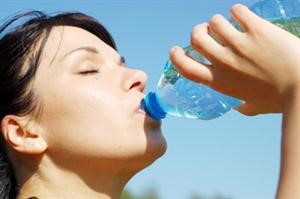 الإكثار من شرب الماء يخفف من أوجاع الرأس