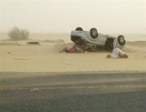 السعودي يسجد شكرا لله قرب سيارته