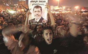 مصريون يحتفلون بقرارات الرئيس محمد مرسي مساء امس الاول رويترز