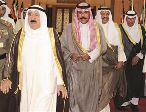 صاحب السمو الامير لدى مغادرته البلاد وفي وداعه سمو ولي العهد وسمو رئيس الوزراء