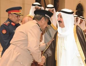 سمو الامير مصافحا احد كبار الضباط