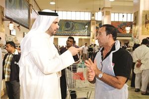 احمد خواجة يتحدث الى الزميل محمد راتب عن الغش الذي يقترفه الباعة الجائلون