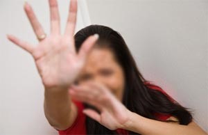 زوج يحرض رجال لاغتصاب زوجته عبر الانترنت