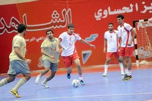 حصار من المدافعين لاستخلاص الكرة