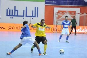 مرور رائع بالكرة ومحاولة من عبدالرحمن المسجي لاعاقة اللاعب
