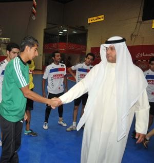 الشيخ طلال المحمد يصافح اللاعبين
